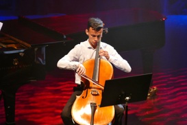 Celloelev spiller i Vågensalen
