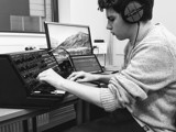 Elever leker med lyder på datamusikk