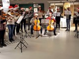 Strykegruppe spille julen inn på Ikea