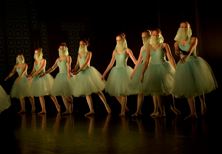 Bildet viser syv ballettdansere på rekke i havgrønne tutu kjoler.