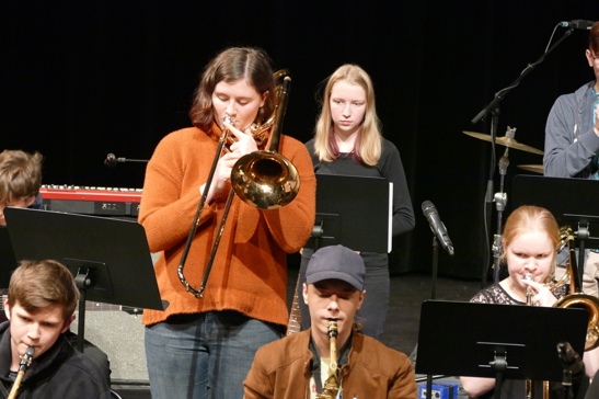 Bildet viser solist på trombone i Sandnes og Stavanger ungdomsstorband som spiller på elevforestilling
