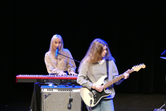 Bildet viser gitarist og keyboardist i elevband som spiller på elevforestilling