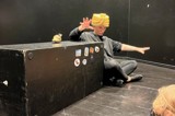 Lærer dramatiserer med gullhatten på. 