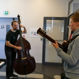 Gitarelev og basslærer spiller sammen på Åpen dag