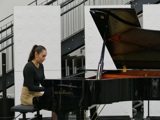 Bilde viser en jente spille til en elevkonsert.