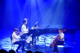 Pianotrio spiller i Vågensalen