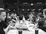 Elever på datamusikk hygger seg med pizza og brus