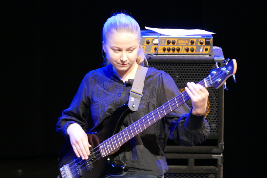 Bildet viser bassist i elevband