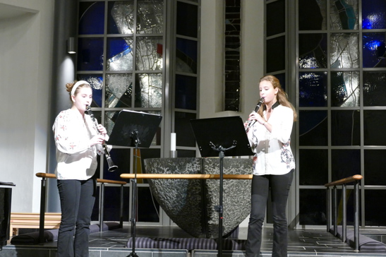 Klarinettduo spiller på elevforestilling i Hana kirke