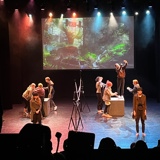 ›ildet viser en dramaforestilling i Vågensalen. ]