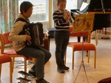 Kornettelev spiller sammen med lærer på BOAS-konsert 