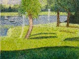 bildet viser en grønn eng og noen trær ved ett vann en sommerdag