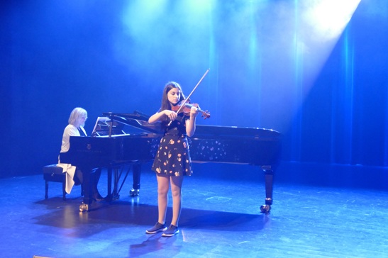 Fiolinelev spiller på konsert