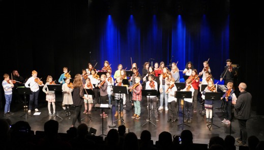 Strykeorkester spiller i Vågensalen