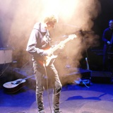 Gitarelev på jazz spiller på elevforestilling