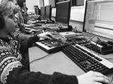Elever lager musikk på data