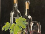 ett maleri av druer, to vinflasker og to glass med vin. 