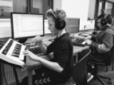 Elever lager musikk på data