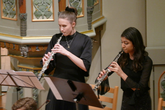 Oboister spiller på orkesterkonsert