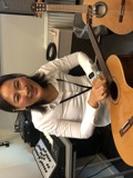 GItarlærer Quyen Therese stemmer gitar