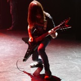 Gitarelev spiller på elevforestilling