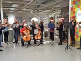 Strykegruppe spille julen inn på Ikea