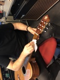 Gitar- og basslærer fikser gitar